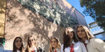 Завърши монтажът на мозайката от старата автогара върху фасадата на СУХНИ „Константин Преславски“