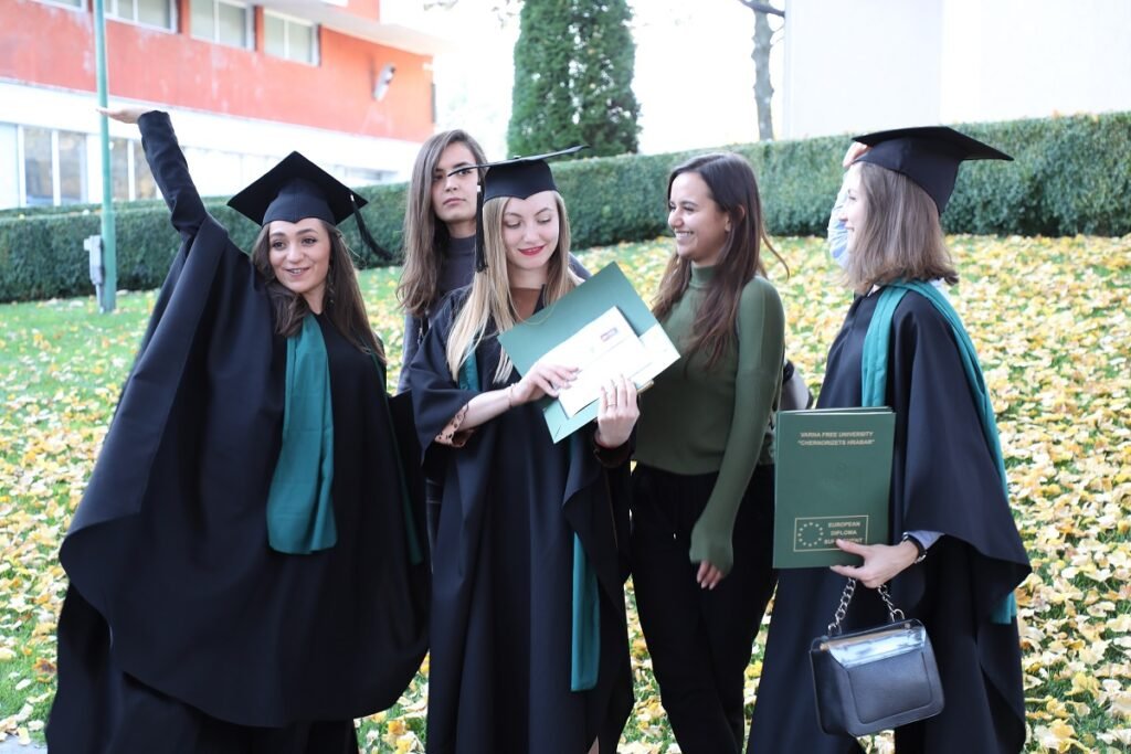 Тържествена церемония по връчване на дипломите на абсолвентите във ВСУ „Черноризец Храбър“ в Аула Максима