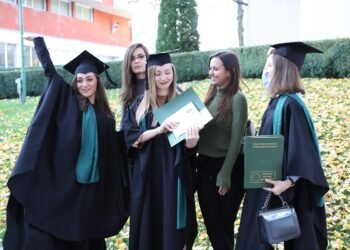 Тържествена церемония по връчване на дипломите на абсолвентите във ВСУ „Черноризец Храбър“ в Аула Максима