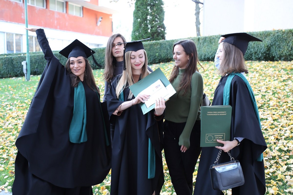 Тържествена церемония по връчване на дипломите на абсолвентите във ВСУ „Черноризец Храбър“ в Аула Максима