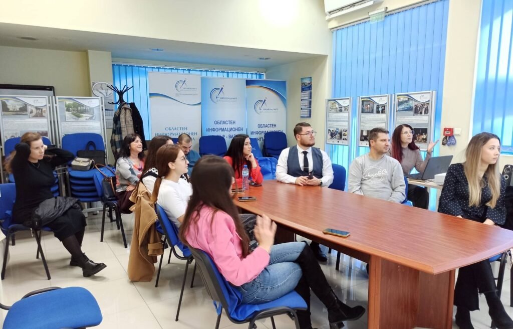 Студенти и преподаватели от ИУ–Варна по време на презентация на ОИЦ–Варна за ИСУН 2020 и европейски програми