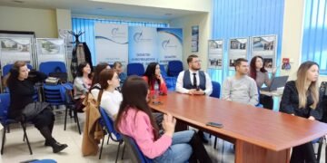 Студенти и преподаватели от ИУ–Варна по време на презентация на ОИЦ–Варна за ИСУН 2020 и европейски програми