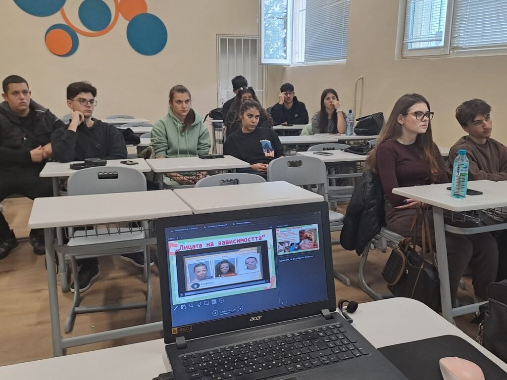 Съдия и консултант по зависимости провеждат лекция за рисковете от наркотиците пред ученици в Аксаково