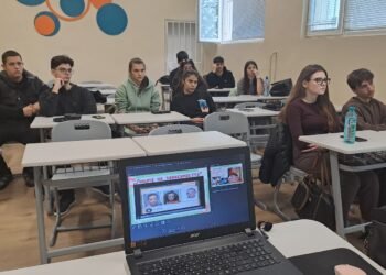 Съдия и консултант по зависимости провеждат лекция за рисковете от наркотиците пред ученици в Аксаково