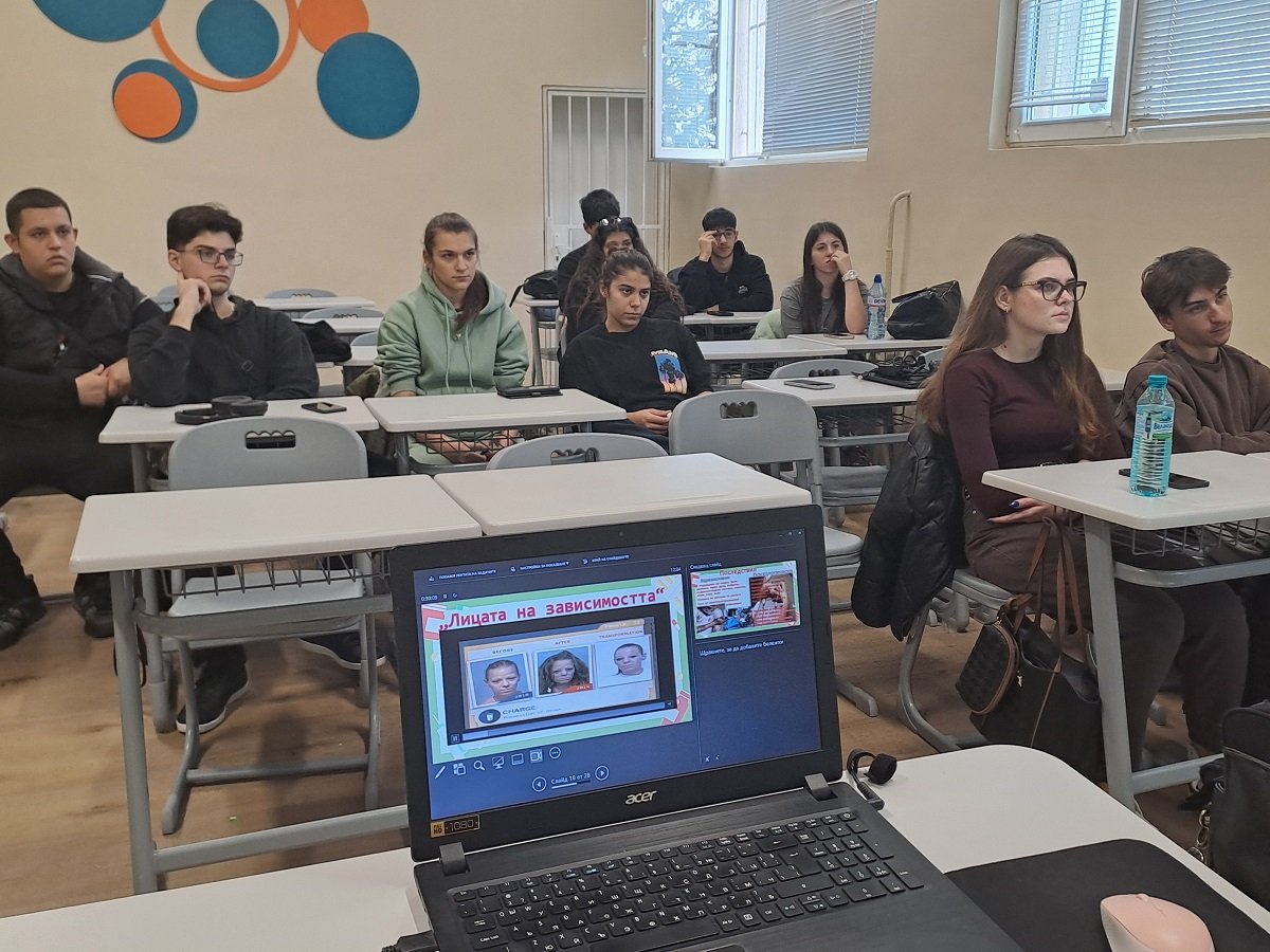 Съдия и консултант по зависимости провеждат лекция за рисковете от наркотиците пред ученици в Аксаково