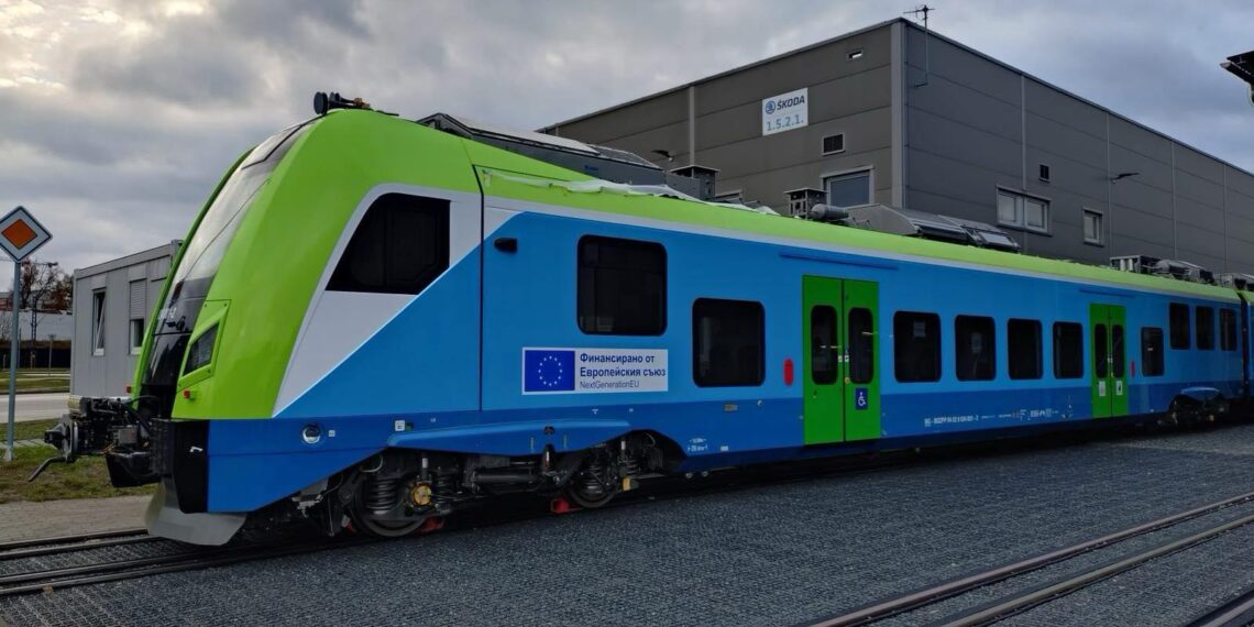 Пътнически влак на българска гара, символ на исканията за по-добра информация, безопасност и комфорт при пътуване.