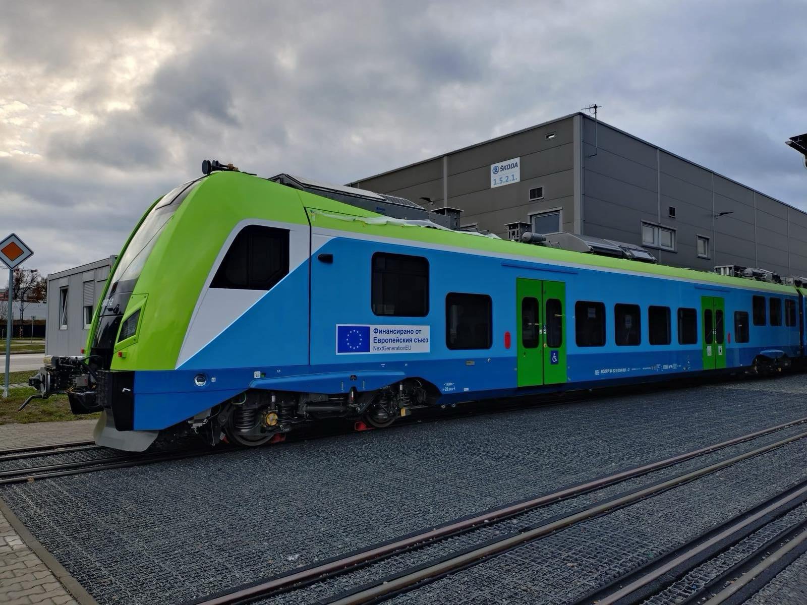 Пътнически влак на българска гара, символ на исканията за по-добра информация, безопасност и комфорт при пътуване.