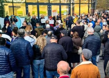 Протест на жители на Варна срещу Зелената зона – голяма тълпа пред сградата на Окръжния съд по време на общественото недоволство на 16 ноември.