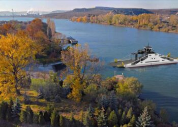 Концептуално изображение на нов ферибот с модерни навигационни системи и визуализация за работа при мъгла.