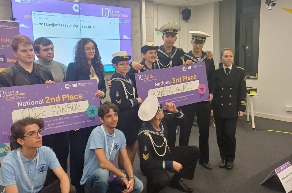 Курсантски екипи от Висшето военноморско училище „Н. Й. Вапцаров“ позират с награди за второ и трето място на европейския CASSINI Hackathon & Mentoring 2025 в София Тех Парк.