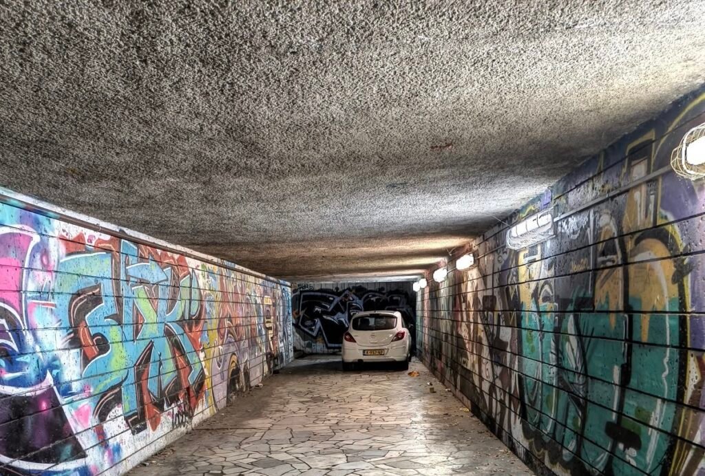 Бял автомобил, застинал вътре в графити подлез близо до спирка „8-ми декември“ във Варна; причините за ситуацията не са ясни.