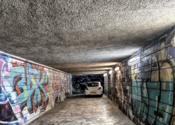 Бял автомобил, застинал вътре в графити подлез близо до спирка „8-ми декември“ във Варна; причините за ситуацията не са ясни.