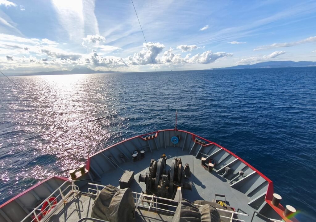 Научноизследователският кораб НИК 421 „Св. св. Кирил и Методий“ по време на плаване към Аржентина за антарктическата мисия