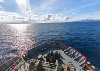 Научноизследователският кораб НИК 421 „Св. св. Кирил и Методий“ по време на плаване към Аржентина за антарктическата мисия