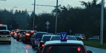 Авария на автобус с пътници върху Аспаруховия мост, която причинява голямо задръстване в посока от кв. „Аспарухово“ към центъра на Варна.