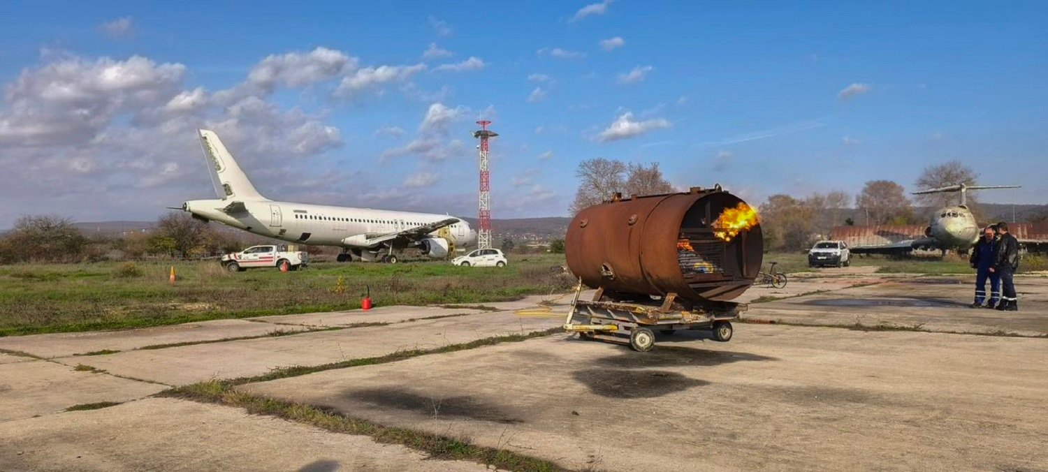 Учебна тренировка за пожар с авиационно гориво, проведена от екипите за безопасност и ПБЗН на Летище Варна.