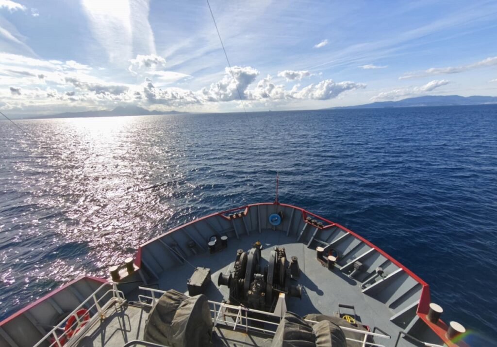 НИК 421 продължава пътя си към Антарктида при благоприятни условия. Капитан Муевски съобщава за успешна учебна практика и попълнени запаси в Картахена.