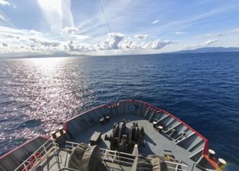 НИК 421 продължава пътя си към Антарктида при благоприятни условия. Капитан Муевски съобщава за успешна учебна практика и попълнени запаси в Картахена.