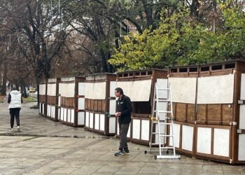 Изграждат Коледен базар до община Варна, докато тече процедура по избор на кандидати за зоната