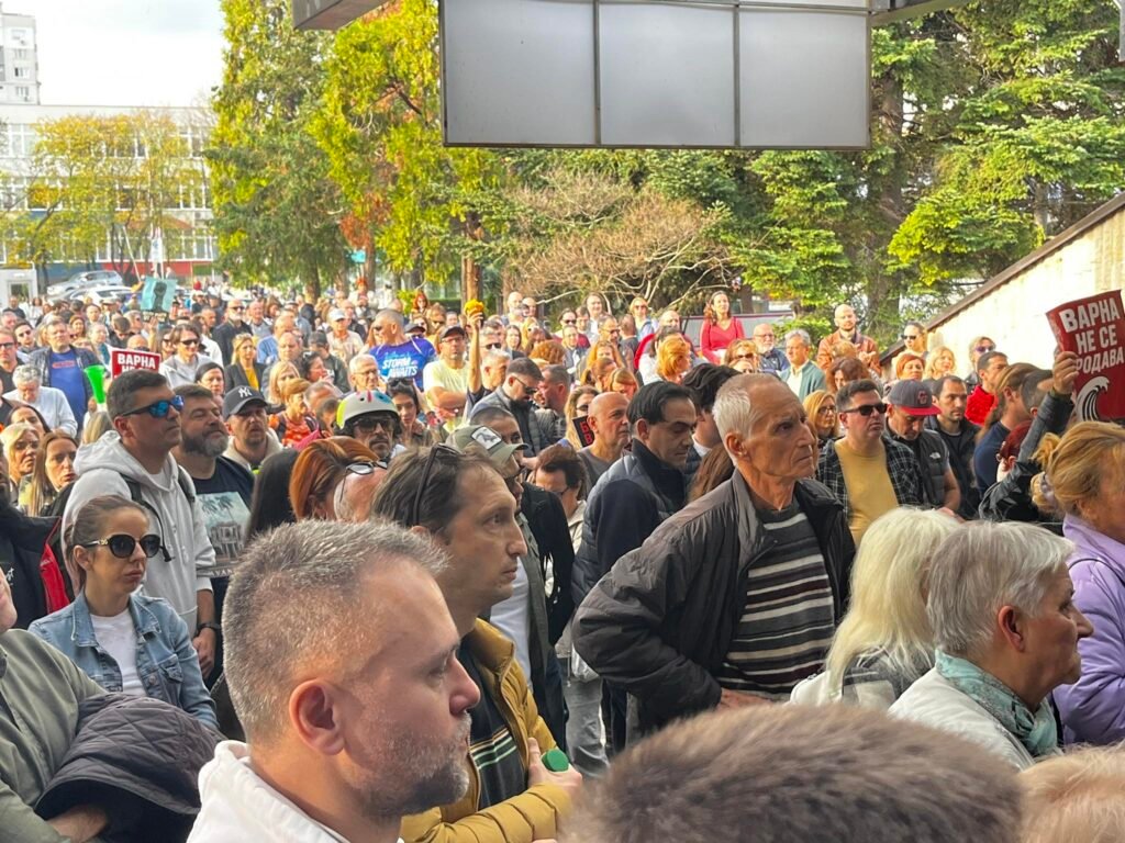 Протестиращи пред сградата, където заседава ОИК–Варна, по време на извънредна среща за мандата на кмета Благомир Коцев.