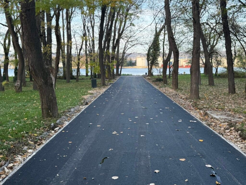 Преасфалтирана алея и нови пейки в обновяващия се Аспарухов парк във Варна.