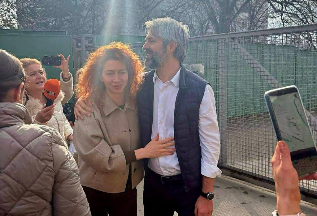 „Кметът на Варна Благомир Коцев пред сградата на Общината при завръщането си на работа“