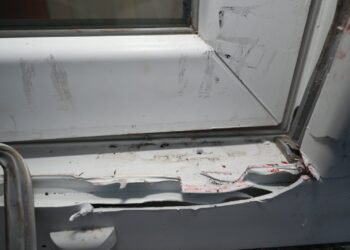 Полицейска лента и вход на жилищна сграда във Варна, свързана с разкрита серия от девет домови кражби.