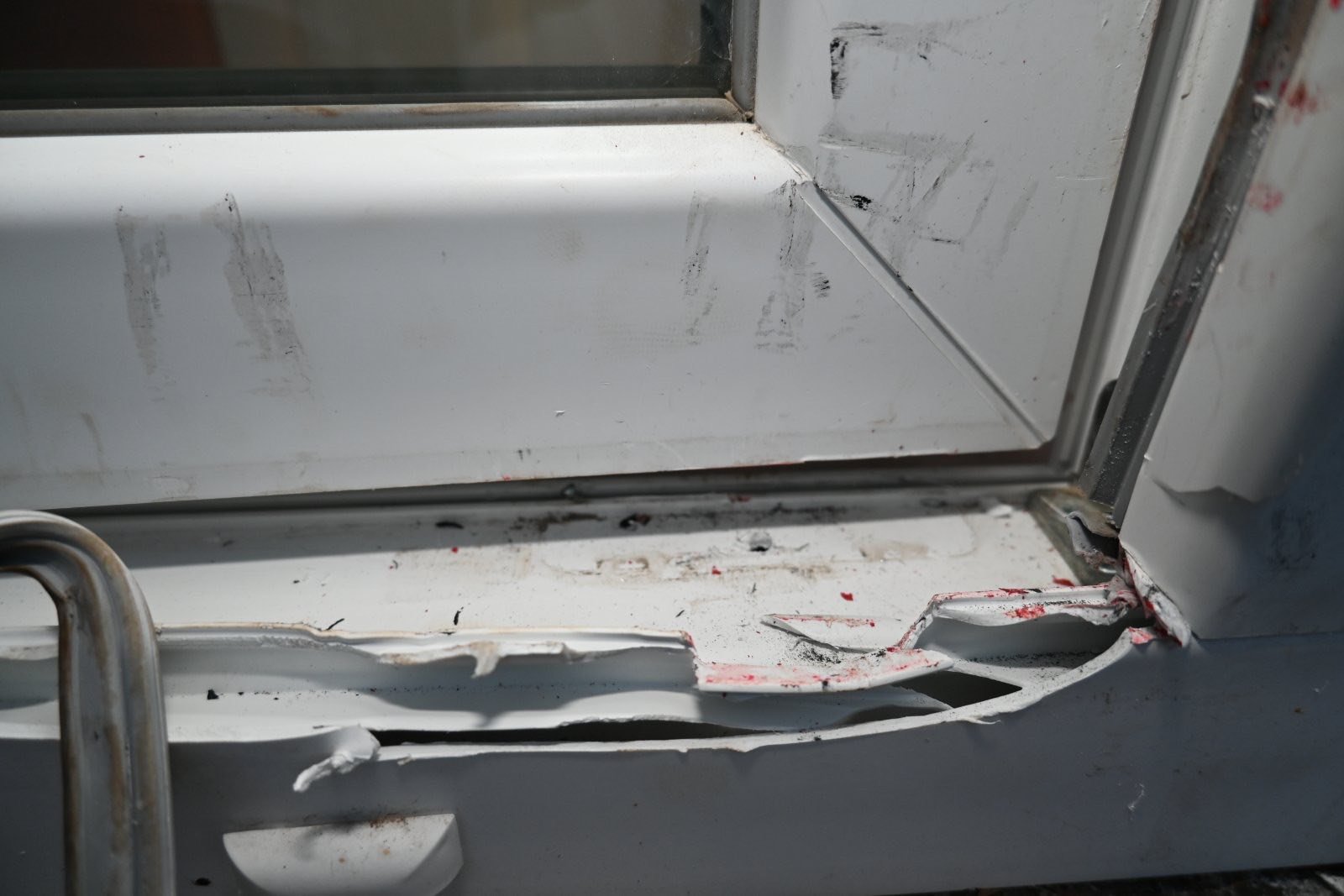 Полицейска лента и вход на жилищна сграда във Варна, свързана с разкрита серия от девет домови кражби.