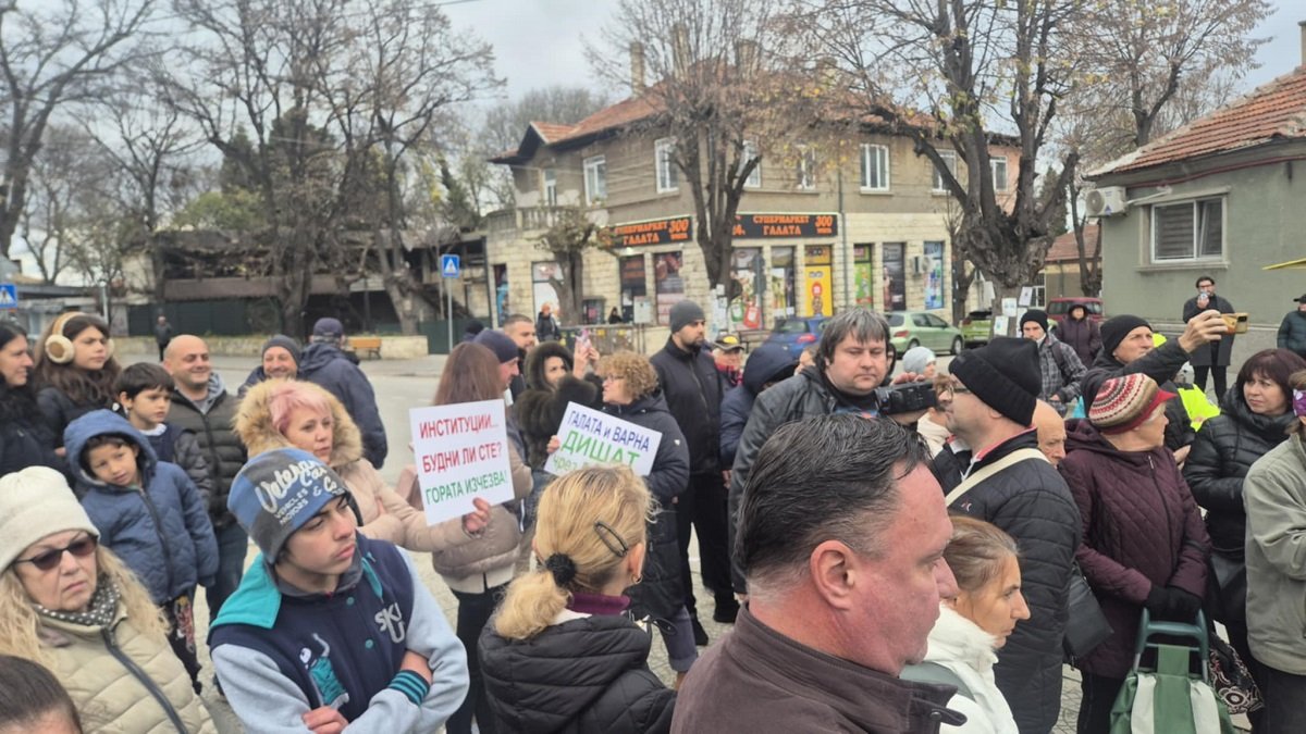 Протест на жителите на кв. Галата във Варна срещу презастрояването с плакат: Не искаме град в града
