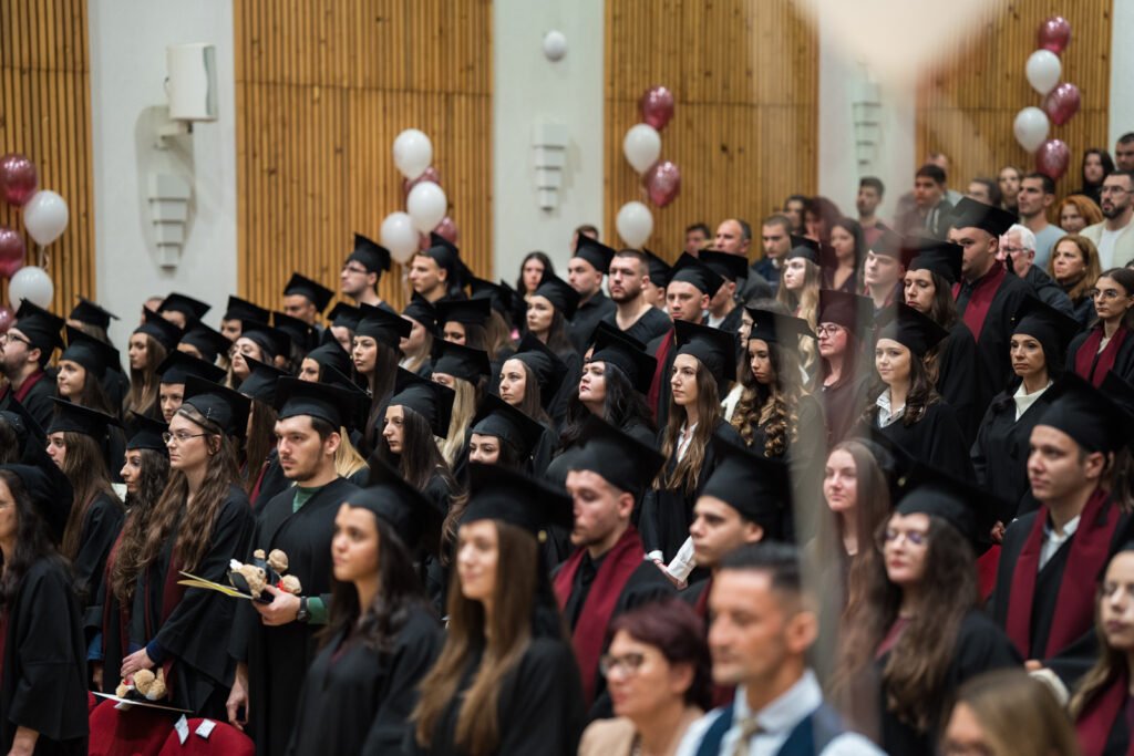 дипломиране на студенти в ИУ - Варна