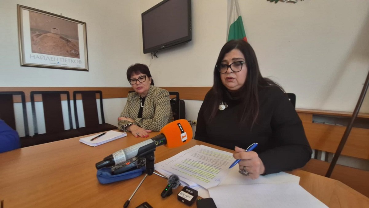 Областният управител на Варненска област проф. Андрияна Андреева по време на брифинг за нередности в документацията за имоти в зелената зона на кв. „Чайка“.