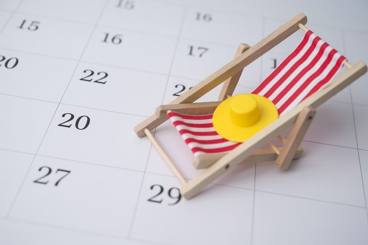 Календар за декември с мини шезлонг – символ на планирана празнична почивка