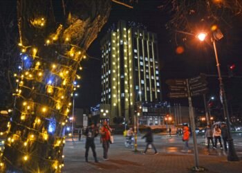 Екипът на ДГ 40 „Детски свят“ украси два етажа в сградата на Община Варна