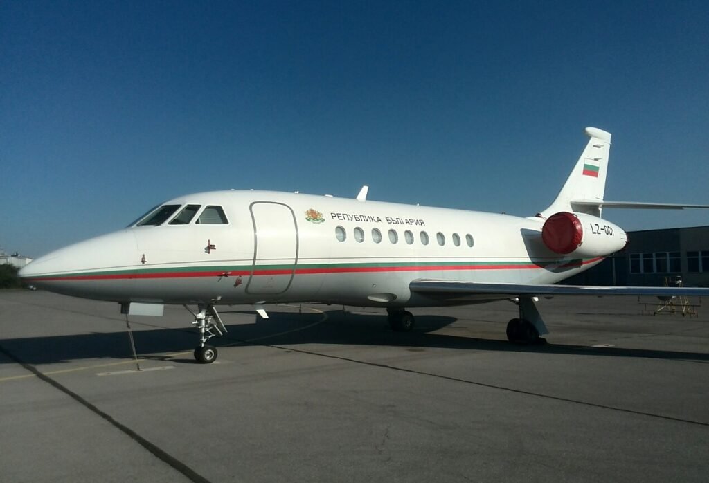 Правителственият самолет „Фалкон“ на летищна писта преди излитане