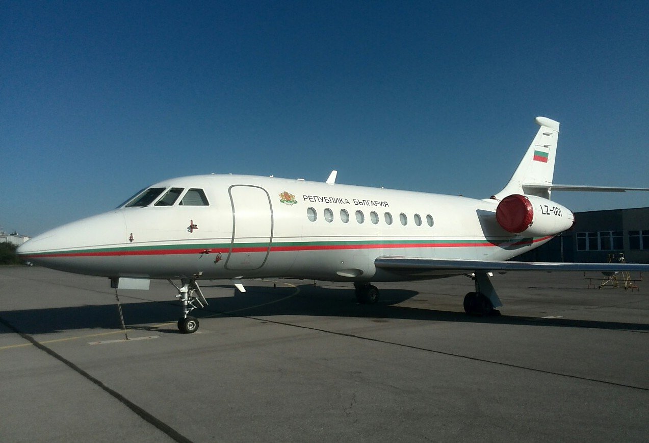 Правителственият самолет „Фалкон“ на летищна писта преди излитане