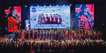 Промоция на Випуск 2025 на Факултета по обществено здравеопазване към МУ–Варна с десетки абсолвенти на сцената в Двореца на културата и спорта.