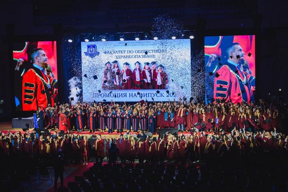 Промоция на Випуск 2025 на Факултета по обществено здравеопазване към МУ–Варна с десетки абсолвенти на сцената в Двореца на културата и спорта.