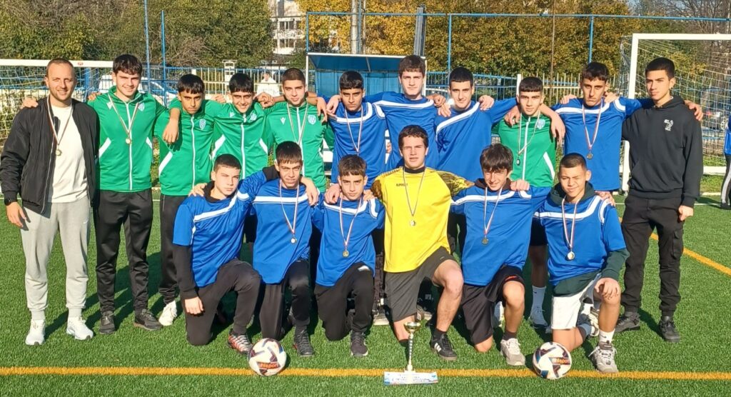 Отборът по футбол на Математическата гимназия във Варна празнува след поредица от победи в общинските ученически игри.