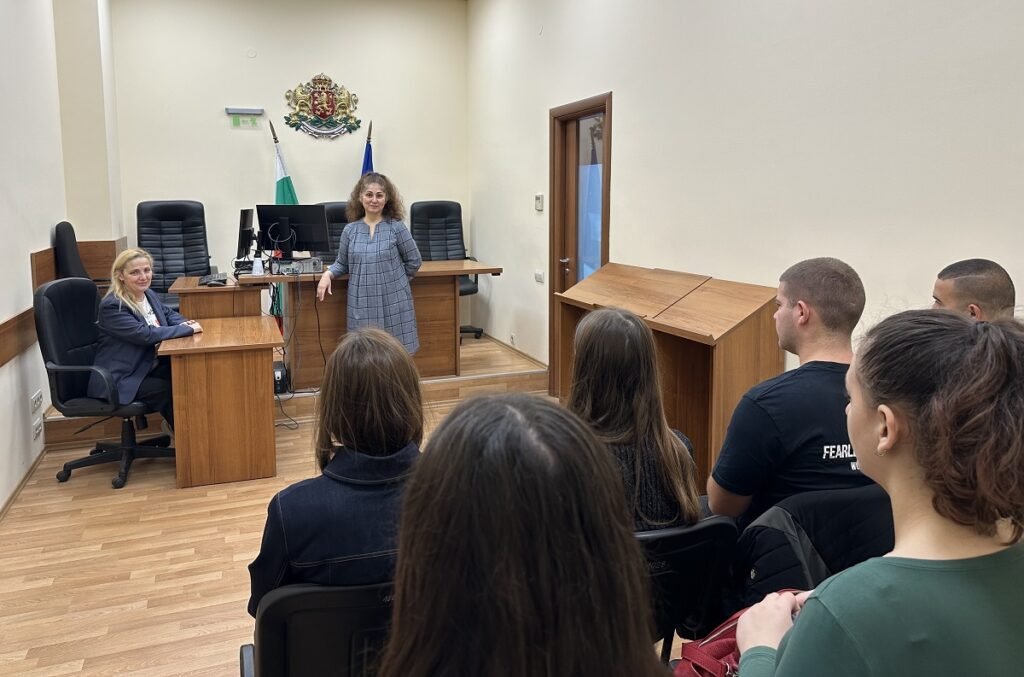 Студенти от ИУ – Варна наблюдават открито заседание в Административен съд – Варна като част от практически занятия.