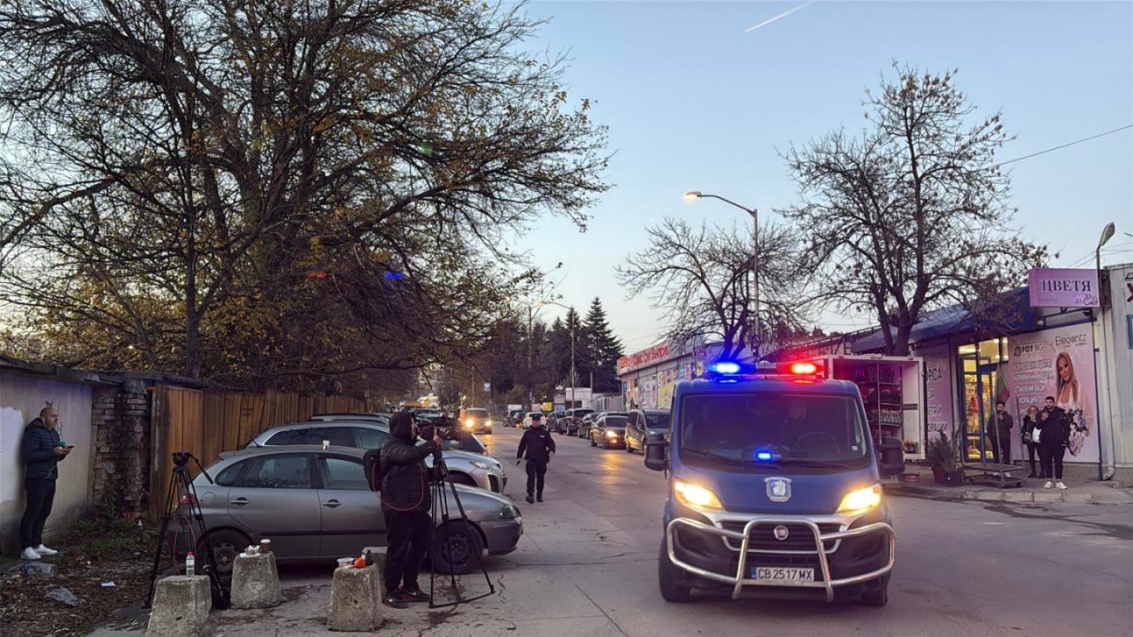 Кола от конвой пристига във Варна по време на ескорт на задържаното лице Благомир Коцев.