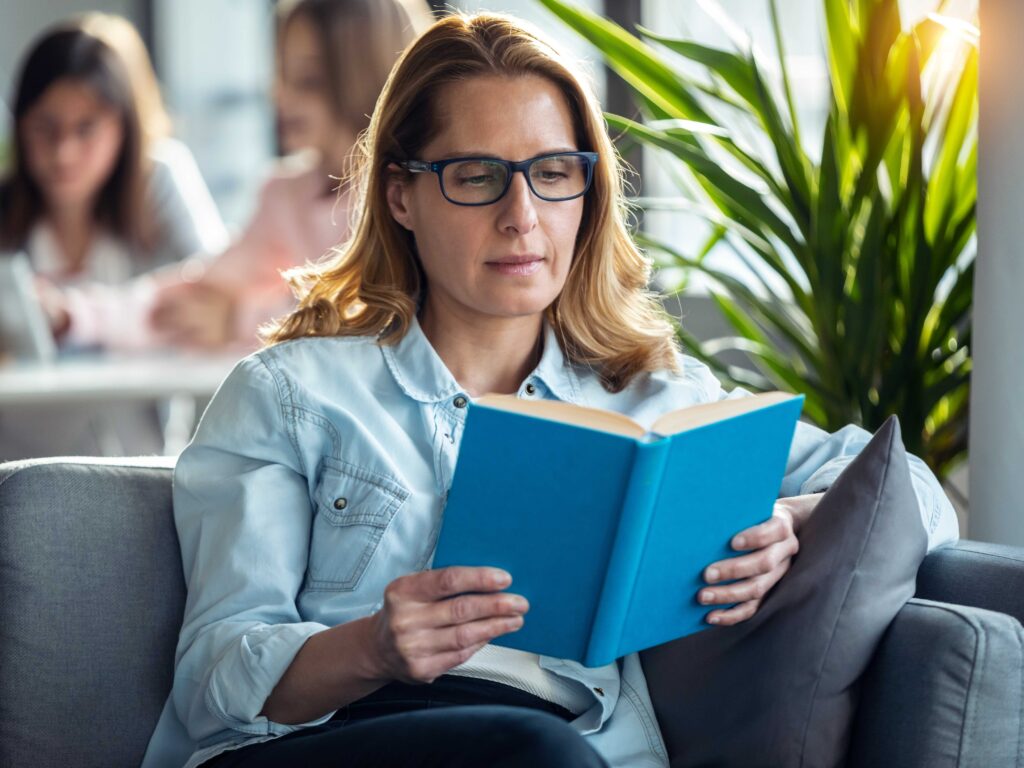 жена чете синя книга