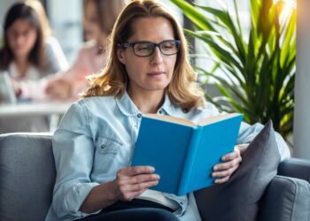 жена чете синя книга