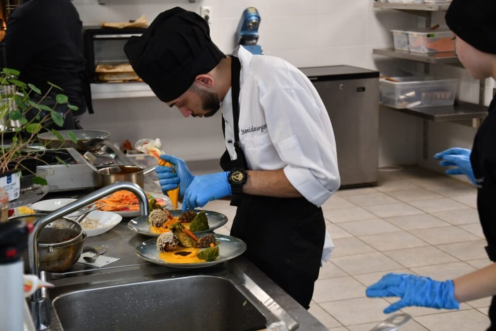 Млад готвач оформя изискани есенни ястия по време на кулинарното състезание „Есенна рапсодия“ в ПГСС „Иван Мичурин“ – Долни чифлик.