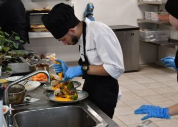 Млад готвач оформя изискани есенни ястия по време на кулинарното състезание „Есенна рапсодия“ в ПГСС „Иван Мичурин“ – Долни чифлик.