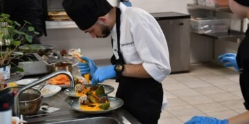 Млад готвач оформя изискани есенни ястия по време на кулинарното състезание „Есенна рапсодия“ в ПГСС „Иван Мичурин“ – Долни чифлик.