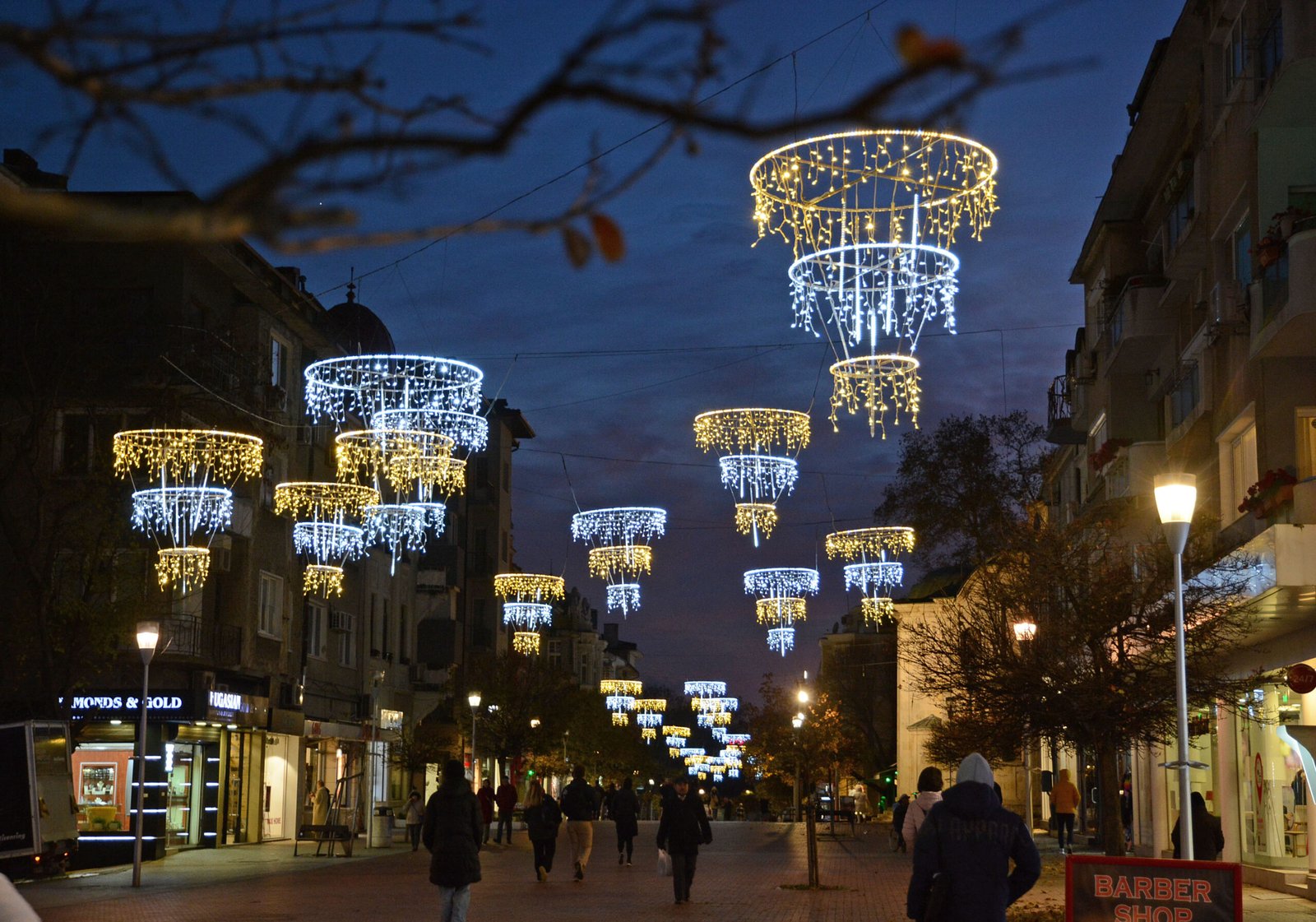 Празнична коледна украса в центъра на Варна с LED светлини, светещи завеси и декоративни елементи по бул. „Княз Борис I“ и пл. „Независимост“