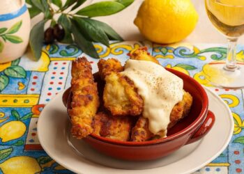 Златисти хрупкави пилешки филенца с коричка от кисело мляко, поднесени със свеж сос.