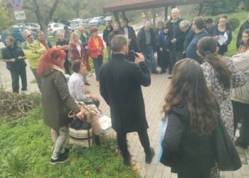 Граждани на Варна по време на протест и обществен дебат срещу Зелената зона в квартал Чайка