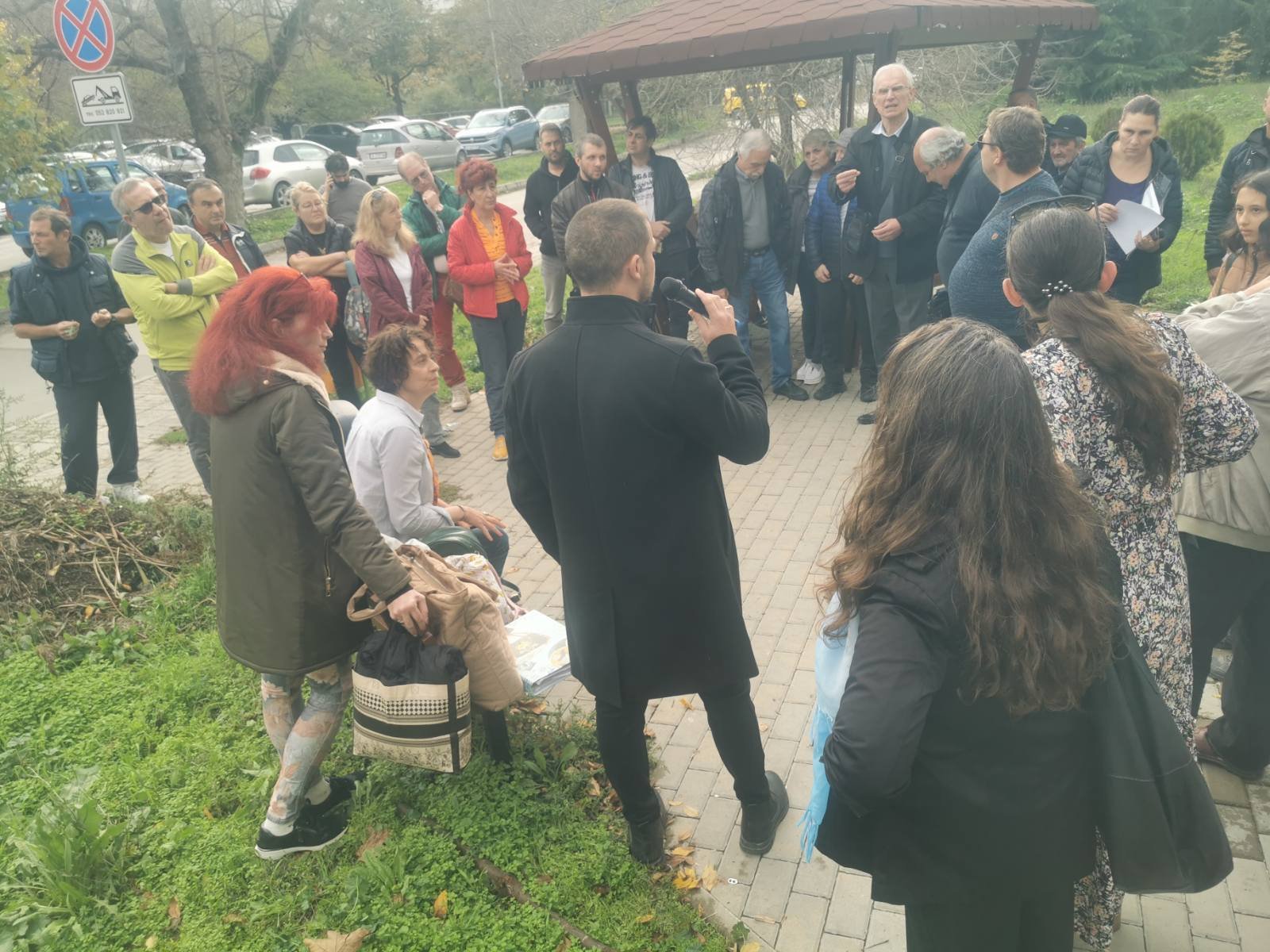 Граждани на Варна по време на протест и обществен дебат срещу Зелената зона в квартал Чайка