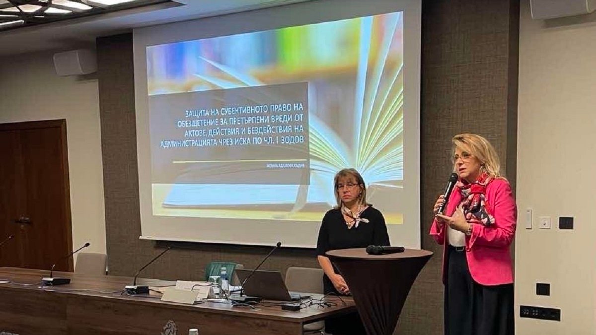 Лектор представя тема за обезщетения по ЗОДОВ по време на регионално обучение на Административен съд – Варна; на фона се вижда мултимедийна презентация и участници в залата.